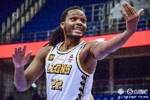 三外援齐发力！半场布朗砍13分 奈特拿到9分 卡尔顿也有8分入账