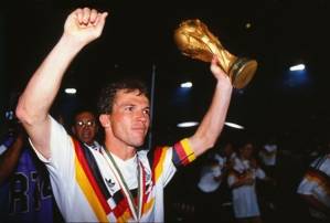 1990年德国问鼎世界杯，马特乌斯高举大力神杯
