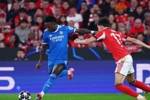 皇马1-0本菲卡占先机 维尼修斯制胜+被歧视致比赛暂停 穆帅染红